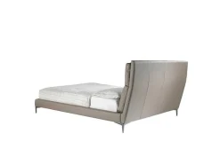 Cama Com Estrutura De Madeira De Pinho Estofada Em Couro Ecologico 7014