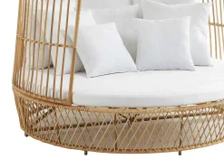 Cama De Jardim Com Dossel Em Resina Entrancada Natural Clara Com Almofada Branca - Cervaro De Mylia