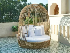 Cama De Jardim Com Dossel Em Resina Entrancada Natural Clara Com Almofada Branca - Cervaro De Mylia