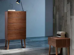 Chiffonier Em Madeira Folheada De Nogueira Com Quatro Gavetas. 7024