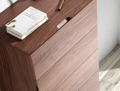 Chiffonier Em Madeira Folheada De Nogueira Com Quatro Gavetas. 7024