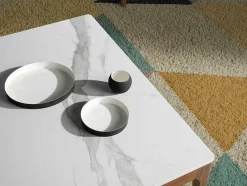 Mesa Cafe Quadrada Com Tampo De Calacatta Imitando Vidro De Marmore Sobre Estrutura De Madeira 2042